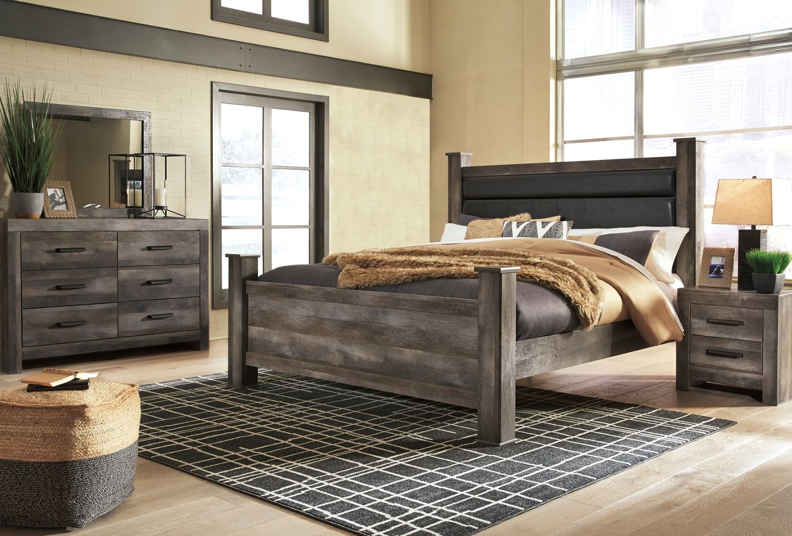 Wynlow  Queen Poster Bedroom Collection