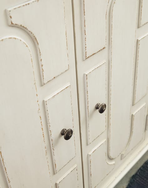 Ashley Living Room Roranville Accent Cabinet A4000268