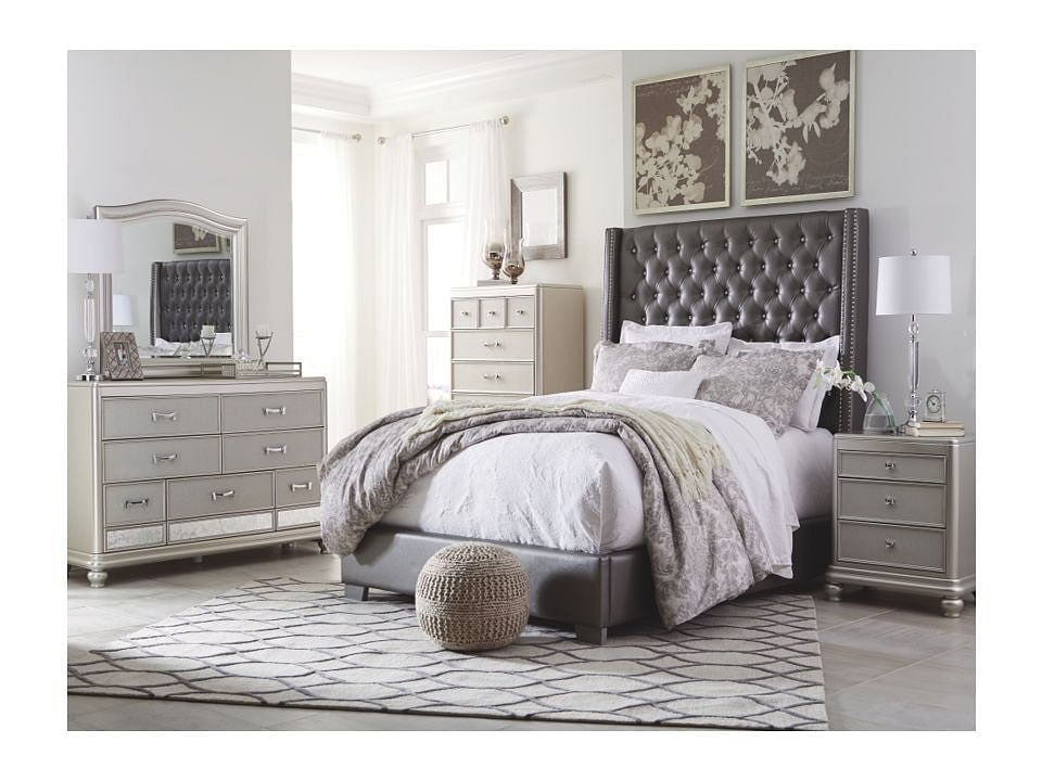 Coralayne queen clearance upholstered bed set