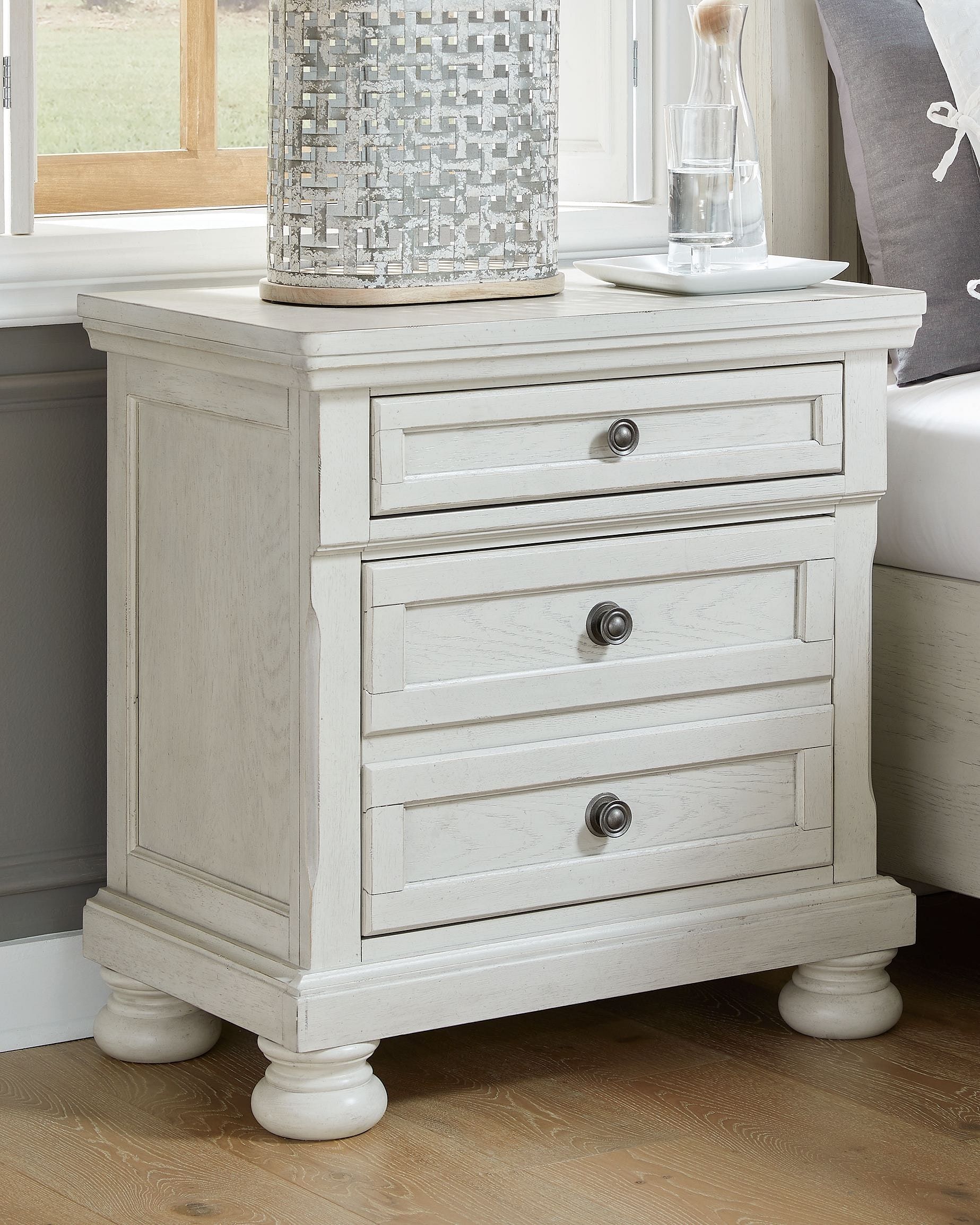 https://istylenew.gumlet.io/images/products/ashley-furniture-b742-31-36-57-54-96-92-robbinsdale-antique-white-7-pc-dresser-mirror-queen-panel-bed-2-nightstands_5.jpg