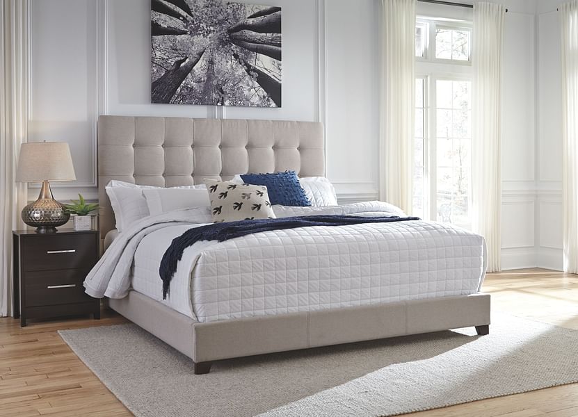 Dolante Queen Upholstered Bed