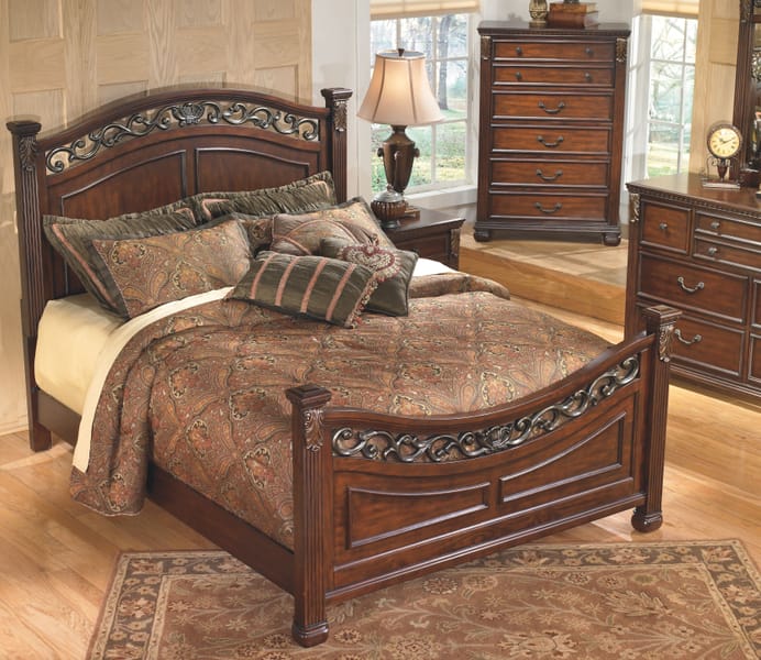 Ashley Bedroom Leahlyn Chest of Drawers B526-46