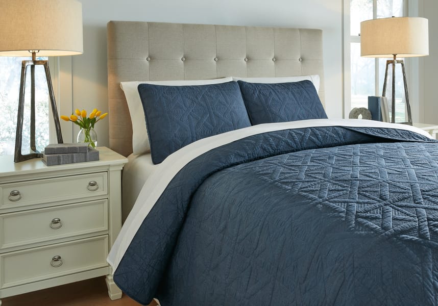 Ashley Bedroom Guslea Queen Coverlet Set Q373003Q