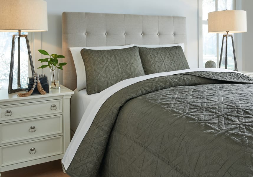 Ashley Bedroom Guslea Queen Coverlet Set Q373013Q