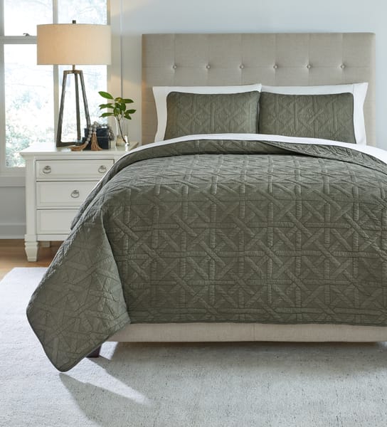 Ashley Bedroom Guslea Queen Coverlet Set Q373013Q