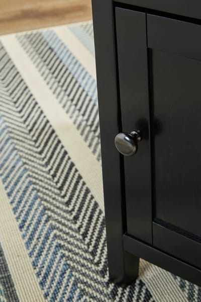 Treytown Chairside End Table in Black